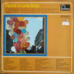 Het Huisorkest "The International Quartet" o.l.v. Jan Zonneklopper - De Akkordeonist Dolf Trekzak - De Zingende Zusjes Jeanneke En Mariette - Het Mortierorgel "De Vette Os" - Het Piano-Duo Tuur En Dolf - Feest In Ons Dorp